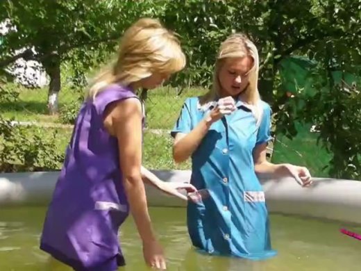 Amateurvideo Alina und Christina in Kitteln im Pool von sexyalina