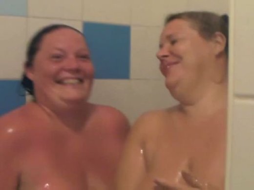 Amateurvideo 2 Lesben duschen zusammen 2 von crazy1963