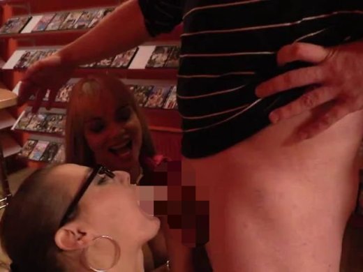 Amateurvideo Tittenbesamung im Pornoschuppen von sexyengel