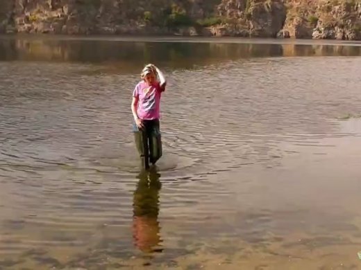 Amateurvideo Alina in Jeans und Waders in tiefem Wasser von sexyalina
