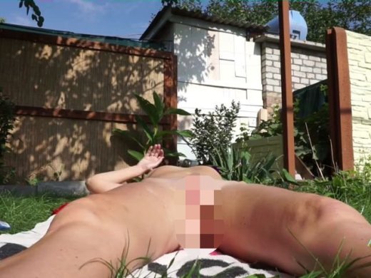 Amateurvideo Voyeurcam beim Sonnenbad im Garten von sexyalina