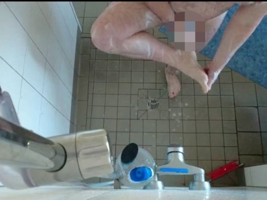 Amateurvideo Wichsen mit Schaum in der Dusche ** Foot Fun ** von nylonjunge