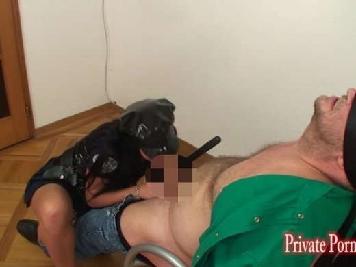 Amateurvideo Perverse Polizistin beim Schwanzverhör von PrivatePornGirl