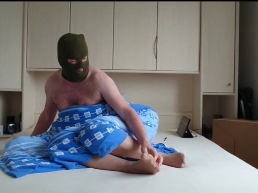 Amateurvideo Füsse in Strumpfhose mit Maske im Bett von nylonjunge