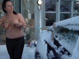Amateurvideo Spanner beobachtet mich beim nackigen Schneefegen von ViolettaAngel