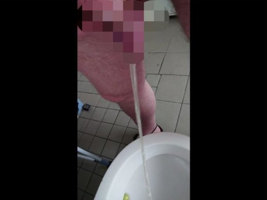 Amateurvideo Nylonjunge pisst am Morgen von Neujahr von nylonjunge